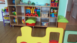 В ДОУ для работы с детьми и детьми с ОВЗ предусмотрены групповые комнаты, которые оснащены специальной мебелью.